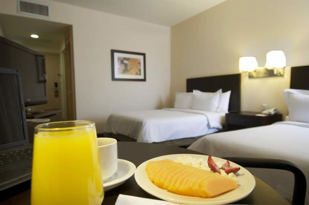 Fiesta Inn Express Perinorte Cuautitlan Izcalli Bagian luar foto
